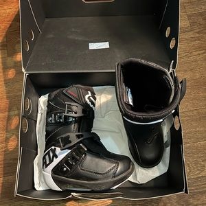 Fox kids comp boot size 12